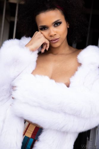 Ebony Alina Ali hopping white dick