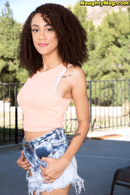 Ebony babe Ariana Aimes unveiling her twat