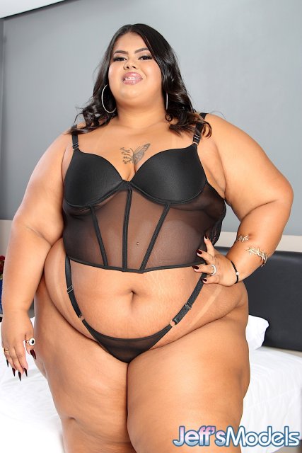 Ebony BBW Bianca Bombom shows you everything
