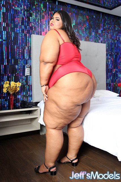 Ebony BBW Bianca Bombom baring huge ass