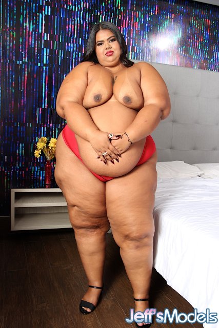 Ebony BBW Bianca Bombom baring huge ass