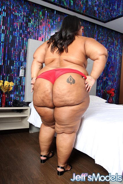 Ebony BBW Bianca Bombom baring huge ass