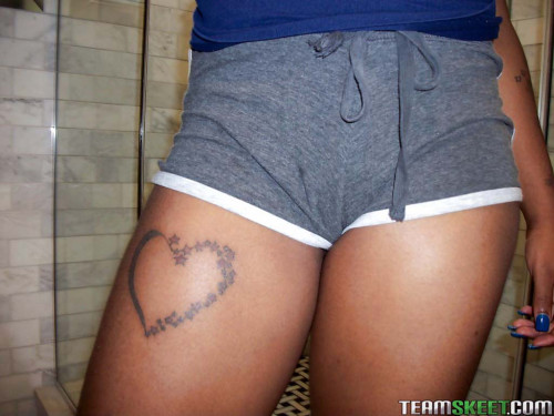 Black amateur babe Blue Love posing nude