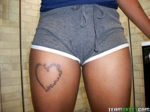 Black amateur babe Blue Love posing nude