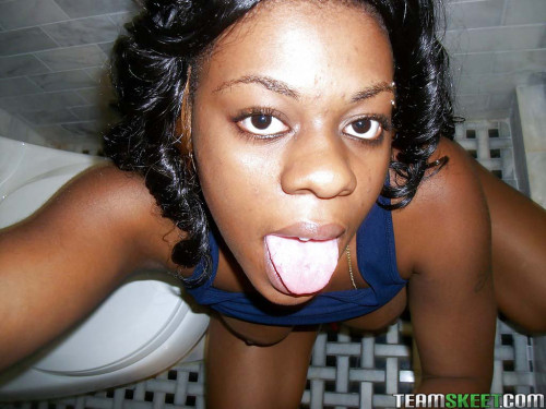 Black amateur babe Blue Love posing nude