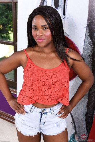 Ebony girl Charlie Rae spreading legs