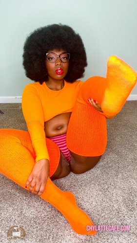 Hot kinky mom Chy Latte spreading legs