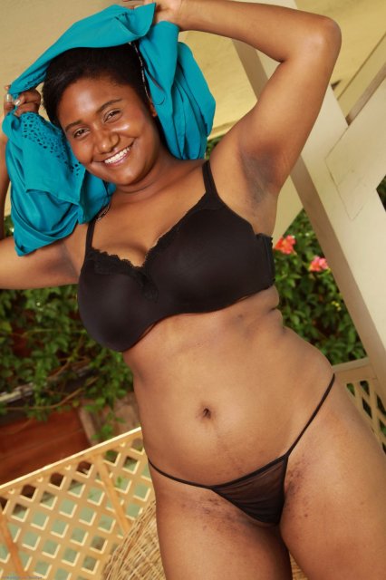 Ebony hottie BBW Daphina spreading legs