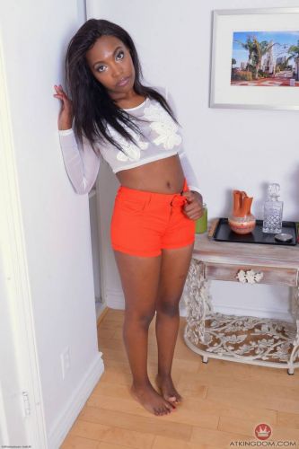 Ebony Daya Knight stretching her tight pussy