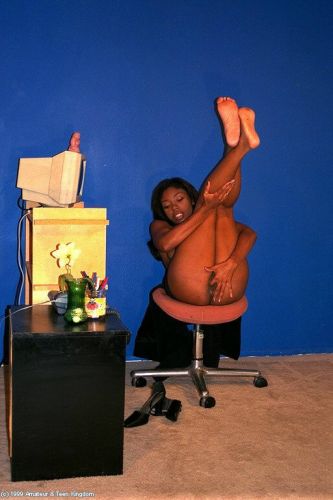 Ebony beauty Diana DeVoe spreading legs