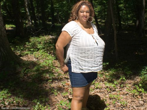 Black chubby mature Dlysha Jonez baring boobs