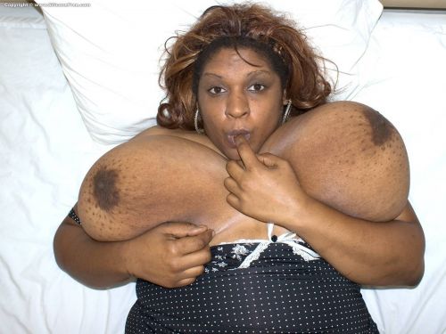 Black chubby mature Dlysha Jonez spreading legs