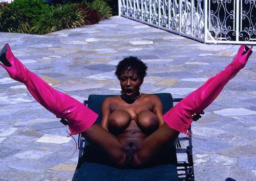 Black hottie Dominique Simone spreading legs