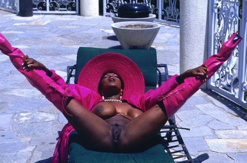 Black hottie Dominique Simone spreading legs