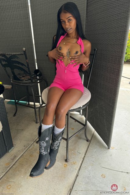 Ebony babe Fae Love stretching her snatch