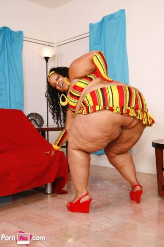 Black mature BBW Farrah Foxx posing nude