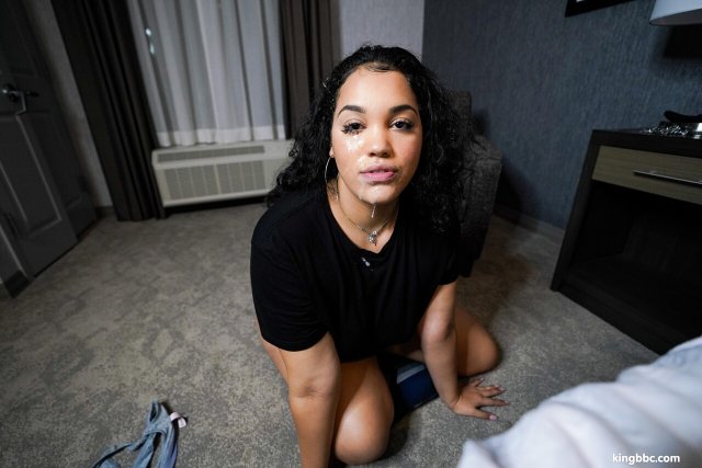 Big ass Gem Jewels sucking big black cock