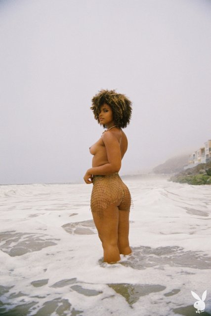 Gorgeous ebony model Gillian Chan posing nude