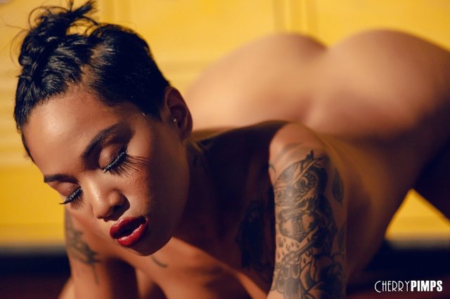 Adorable Honey Gold stretching her pussy