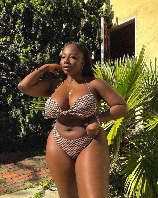 Ebony curvy beauty Isabelle Miller posing nude