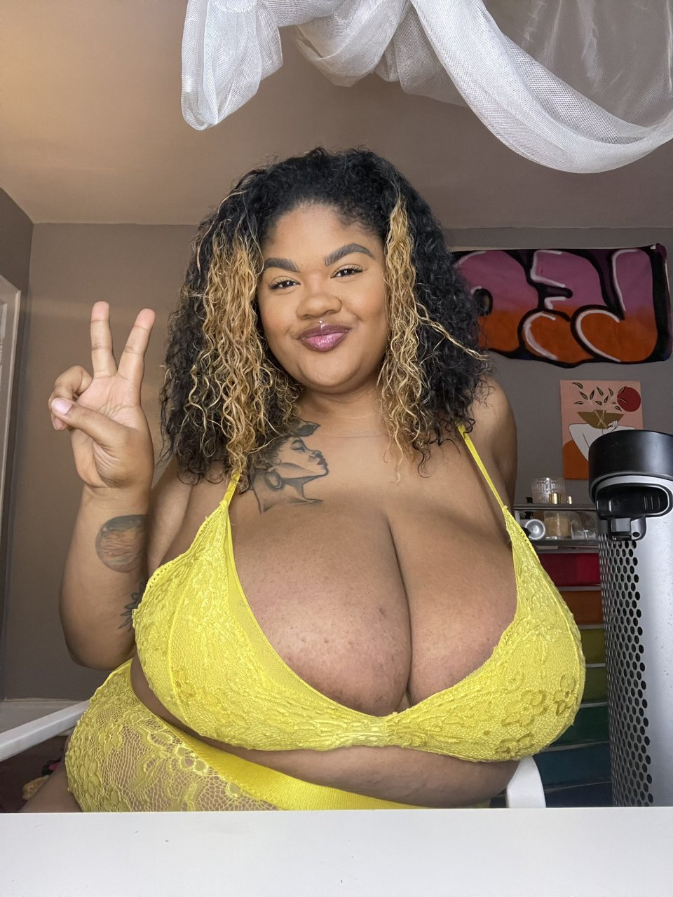 Black nude BBW Jaida Violet