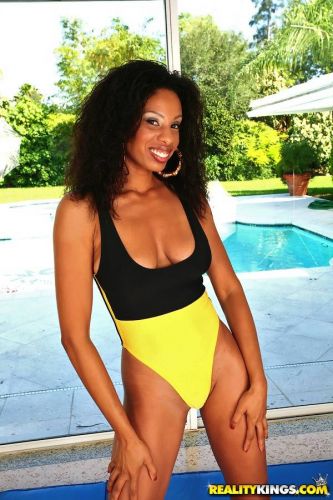 Stunning ebony babe Joy Luxx