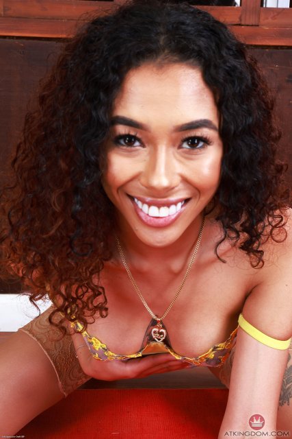 Ebony diva Kalani Luana stretching her pussy