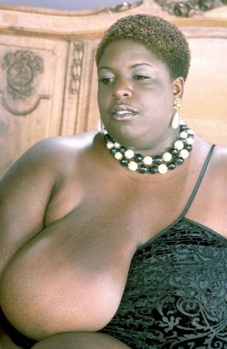 Ebony BBW Kandee Lopes baring her pussy