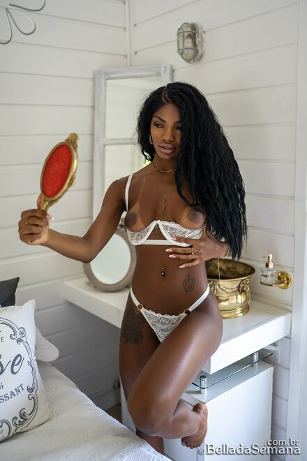 Gorgeous ebony Livia Santana strips down
