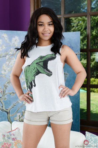 Black Loni Legend stretching her pink love hole