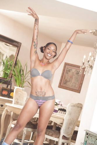 Stunning ebony diva Lotus Lain