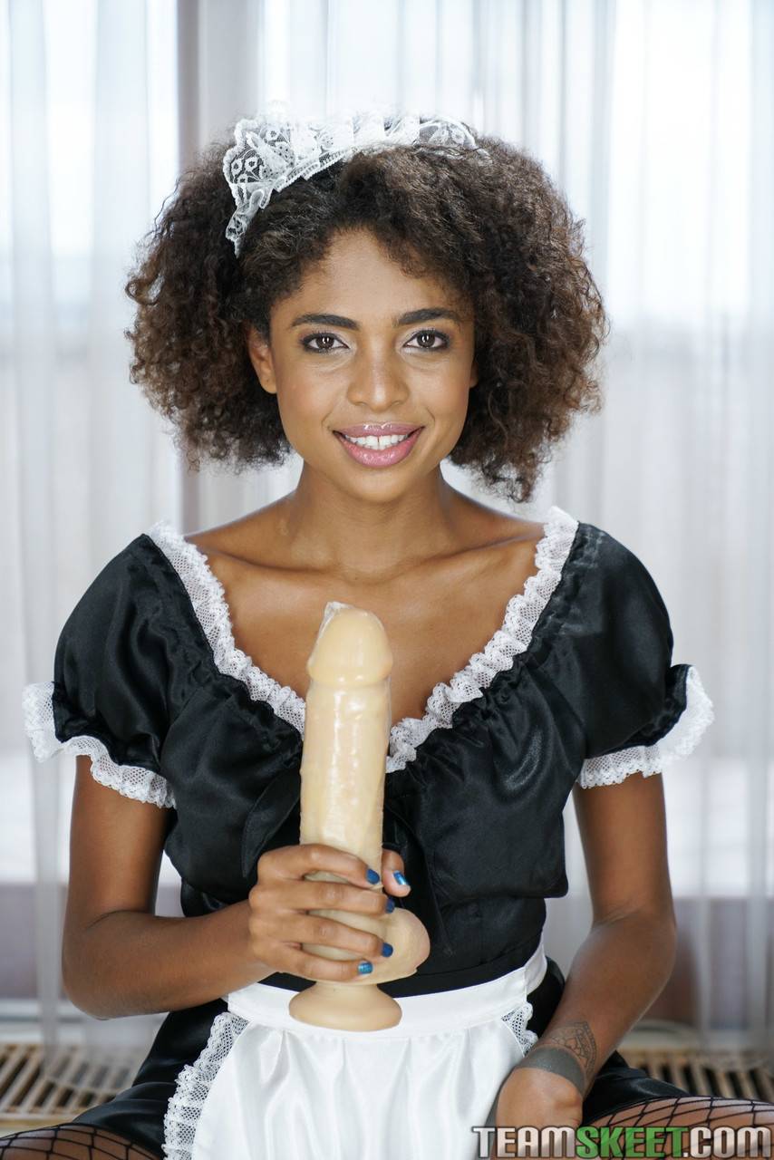 Sexy ebony maid Luna Corazon