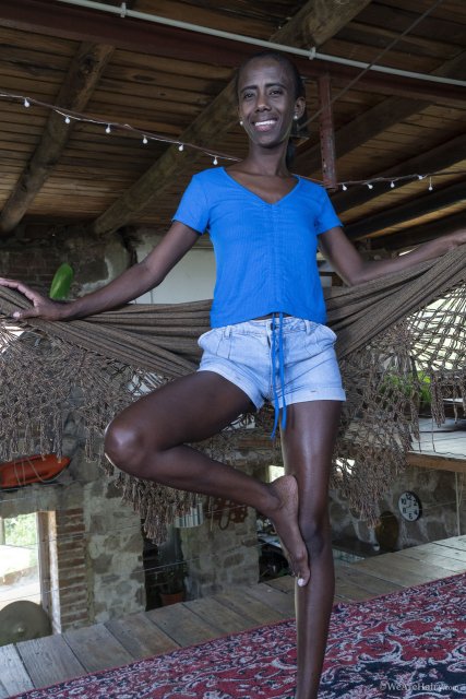 Black babe Luz M exposing juicy butt