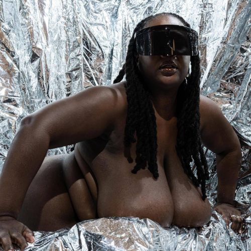 Buxom ebony diva MadameMammaries 