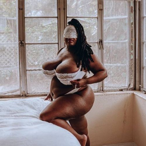 Buxom ebony diva MadameMammaries 