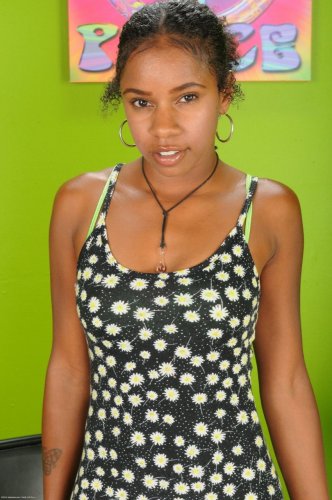 Ebony amateur Marie Starr posing nude