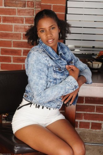 Stunning ebony cutie Marie Starr baring her clit