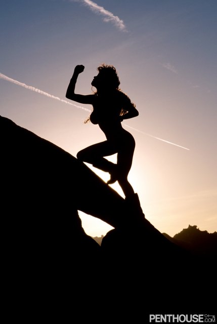 Ebony babe Mason Marconi posing nude