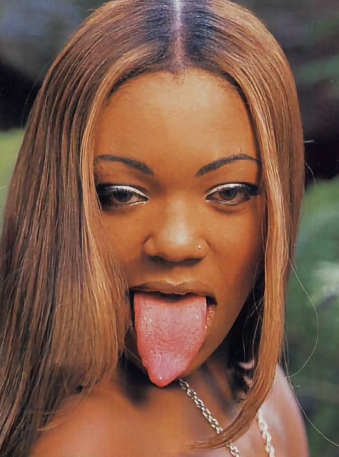 Black diva Menage Trois spreading legs