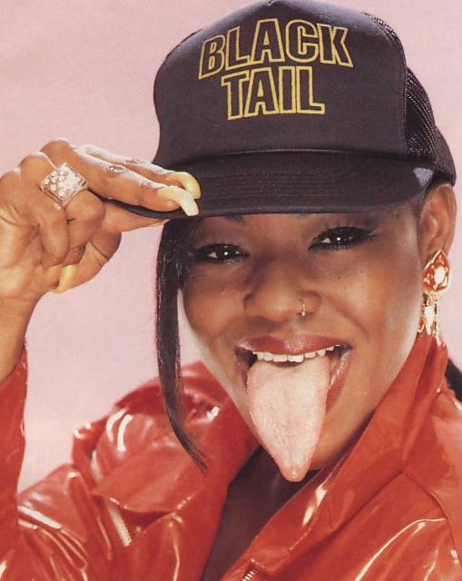 Black diva Menage Trois spreading legs