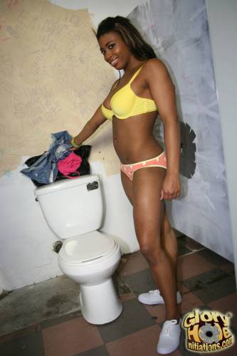 Mia Peach glory hole