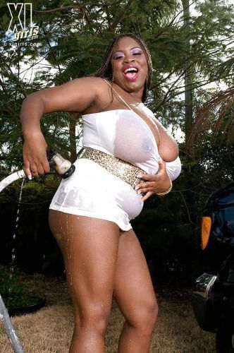 Buxom ebony babe Mianna Thomas