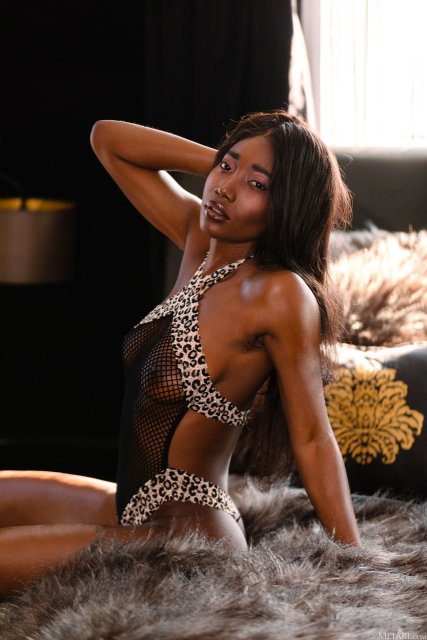 Ebony sexy Mimi Desuka posing naked