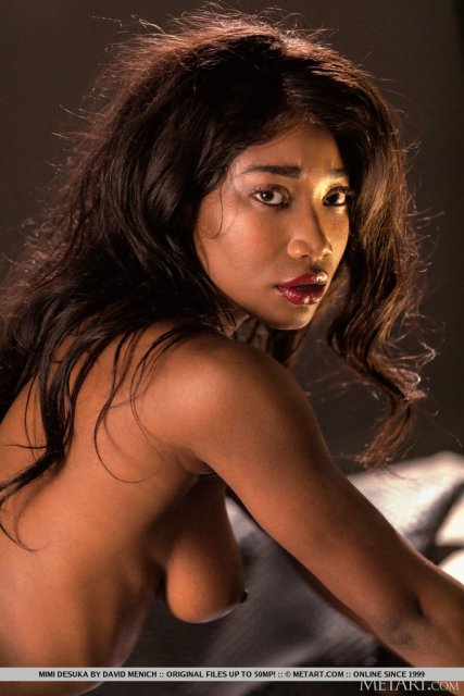 Black babe Mimi Desuka stripping off