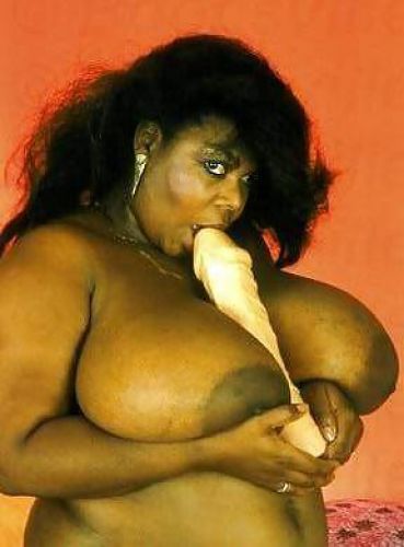 Ebony BBW mature Miss Twin Towers posing nude