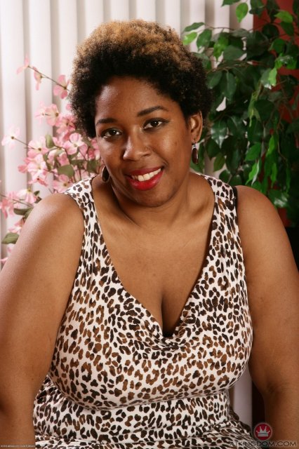 Black MILF Misty showing her big tits