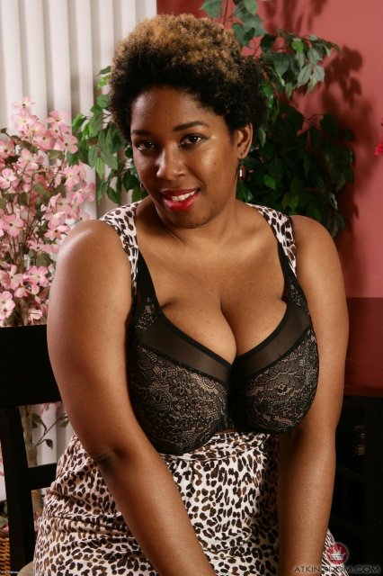 Black MILF Misty showing her big tits