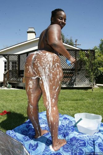 Black slut Mo Wetta riding black cock