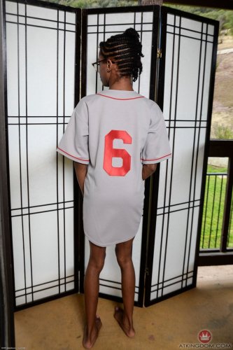 Ebony slender Mocha Love spreading twat