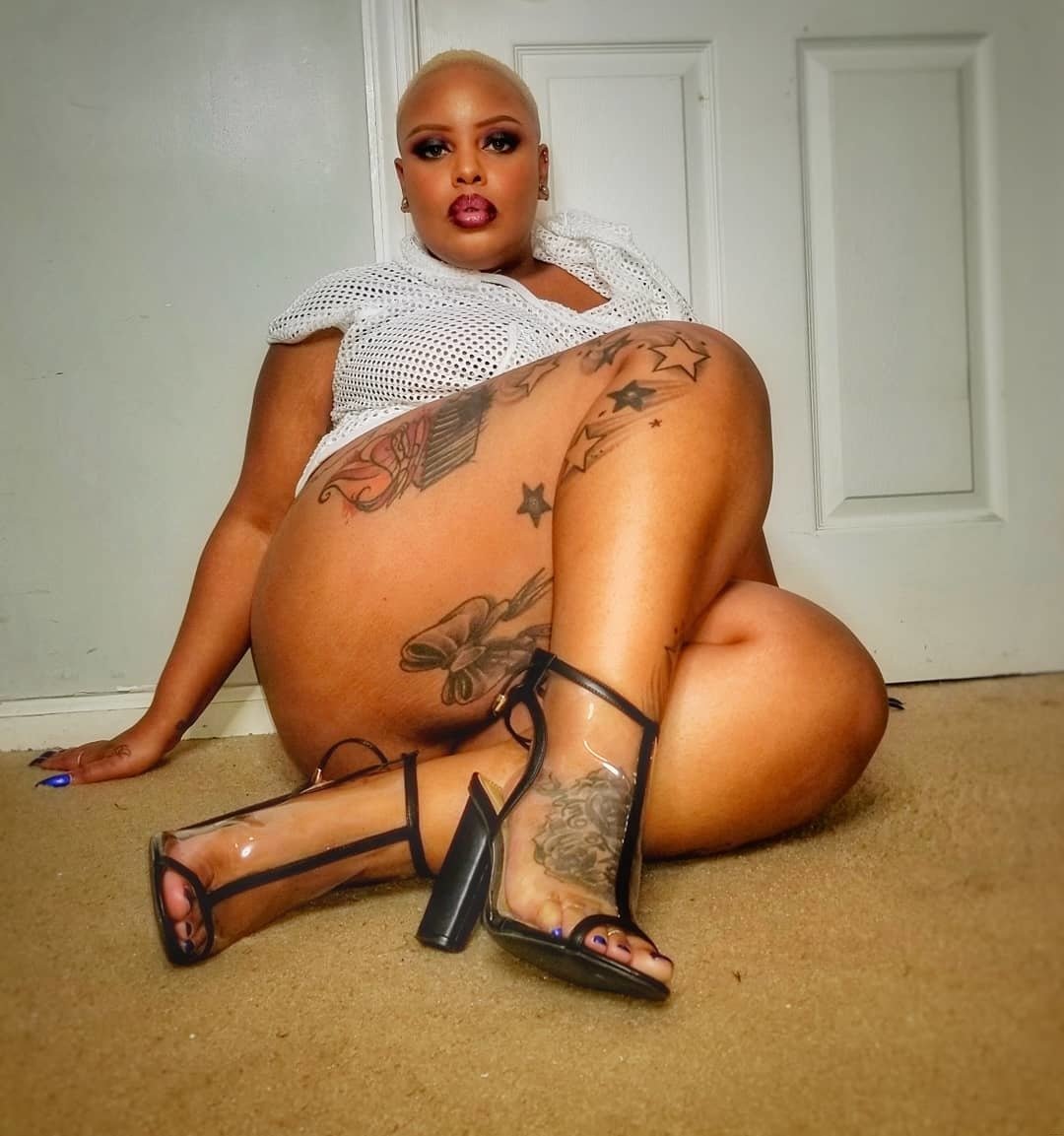 Black pornstar Mulanblossom spreading legs